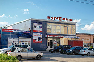 Вместительная автомобильная парковка